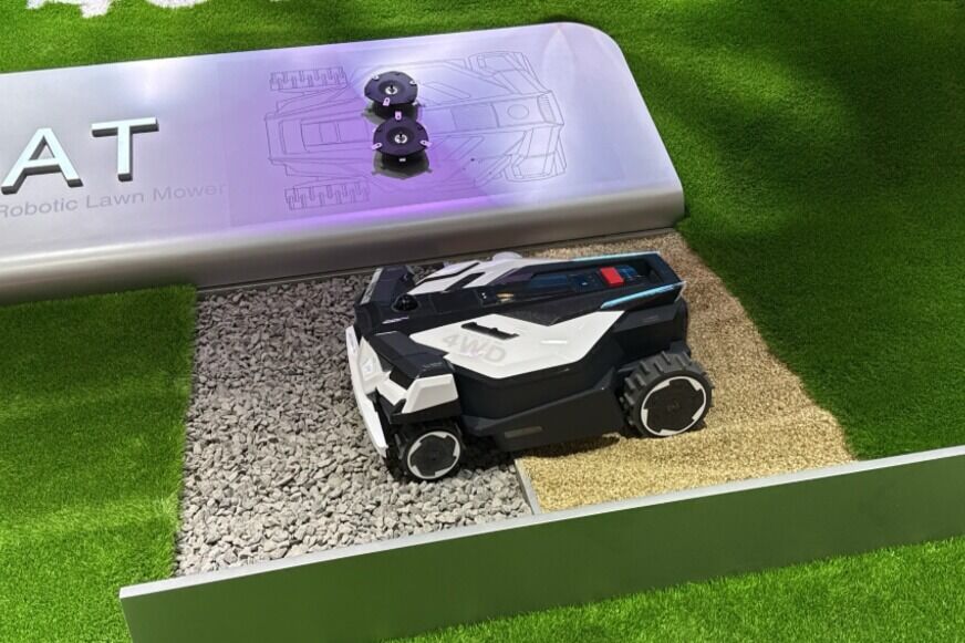 ECOVACS GOAT XT10000 4WD PRO Mähwerk in Nahaufnahme auf grünem Rasen